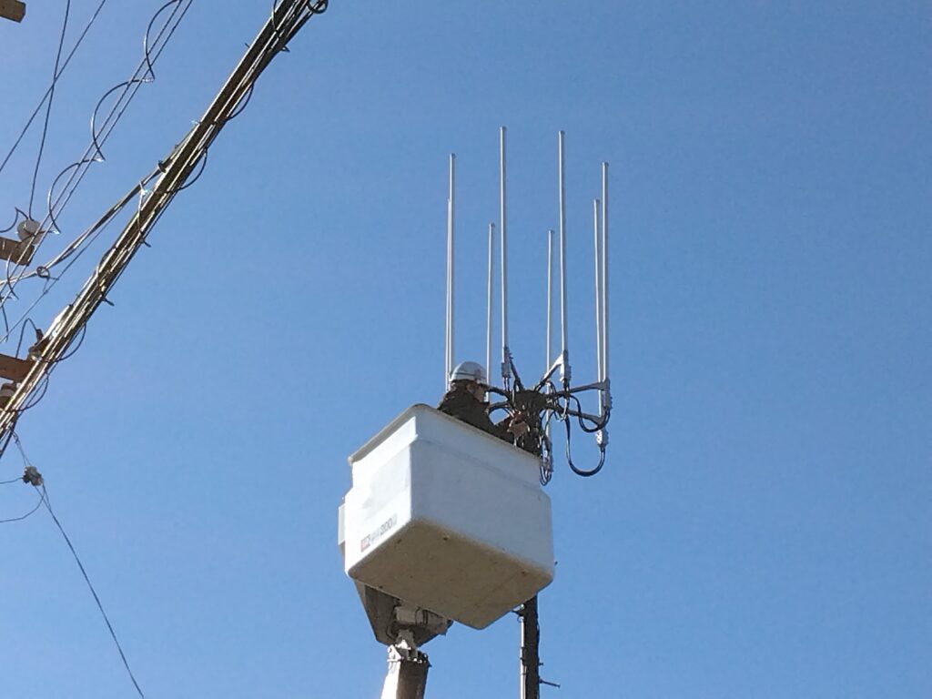 基地局の通信網設備施工を行なっています。